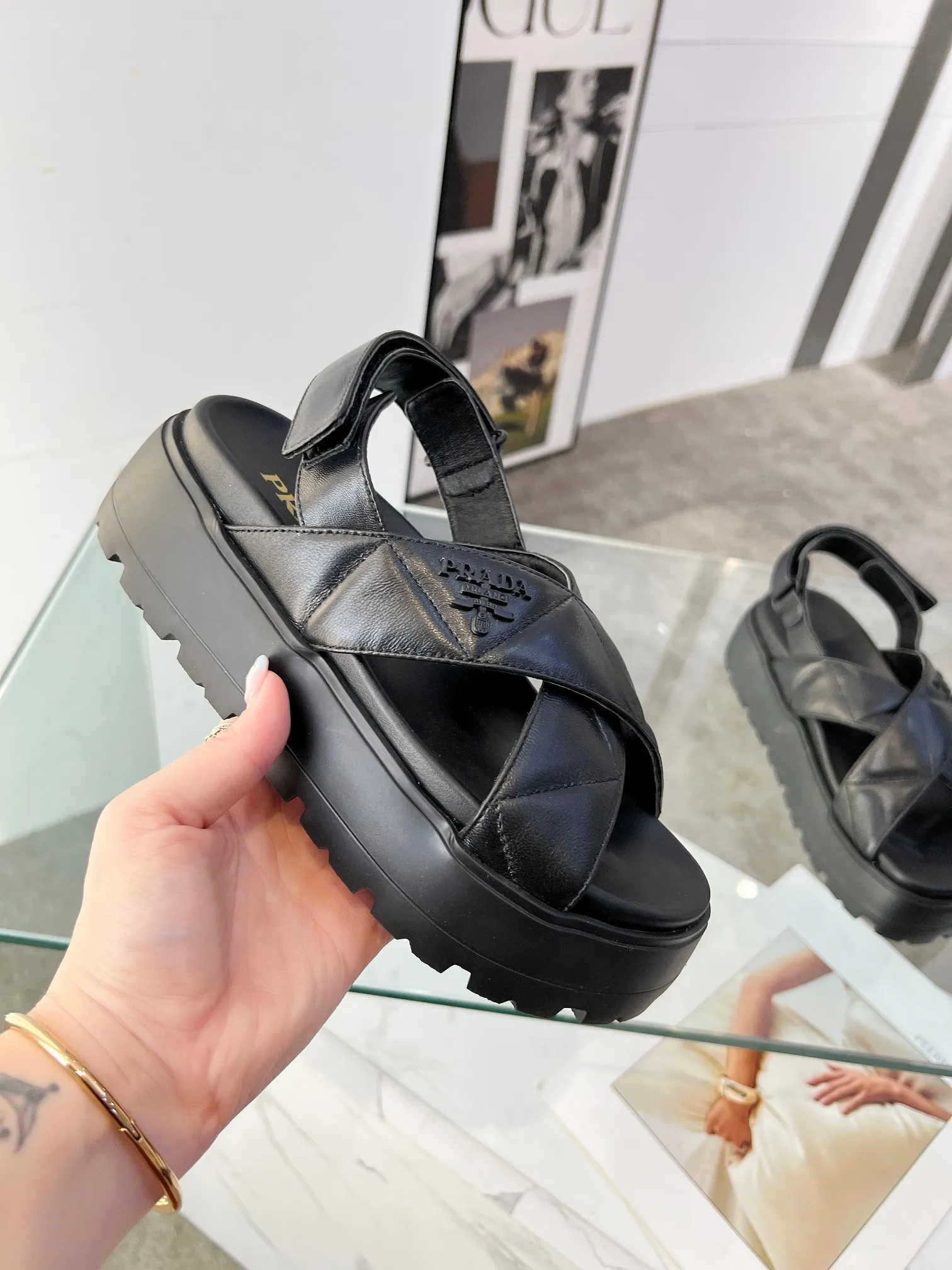 👟👟Ex-factory price 460👟👟 PRADA 2025 vs spring and summer popular sandals series... [Thick-soled double-button sandals] Original 1:1 customization, this year's most fashionable and popular retro British style, simple and elegant, all styles are good-looking, platform thick soles make you slimmer and taller, very comfortable, fashionable and versatile... Many Internet celebrities are on their feet. These platform round-toe thick-soled shoes are very popular this year. They can be worn (increased) for both leisure and leisure. ❶Material: Customized imported calf leather ❷Inner: Customized imported sheepskin ❸Outsole: Original molded ultra-light outsole ❹Sole thickness: 5.5cm ❺Number of yards: 35-40 ❻Packaging: Original full set of packaging ☀Color: Official website updated simultaneously